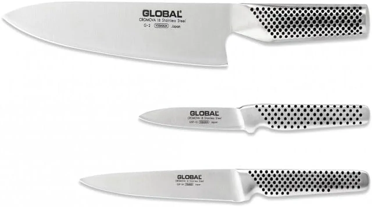 Global G-21524 set de 3 cuchillos japoneses con mango de acero inoxidable sobre superficie oscura