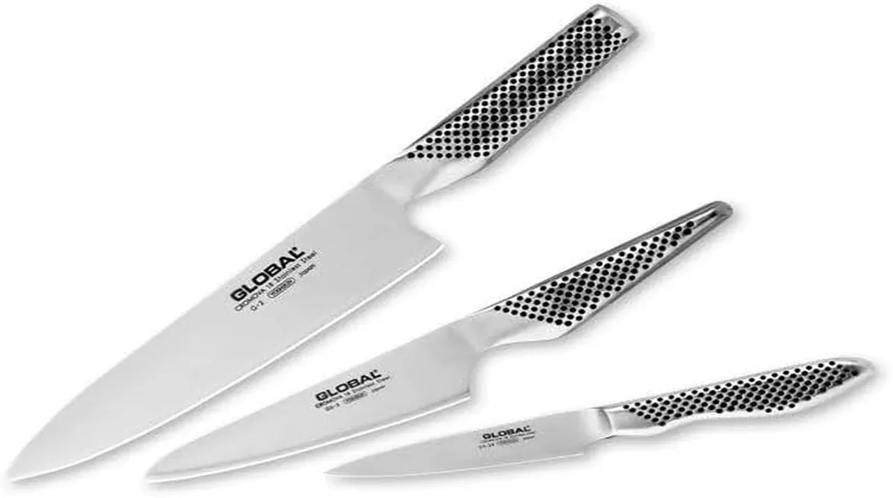 Global G-2338 set de 3 cuchillos japoneses con mango de acero inoxidable sobre superficie oscura