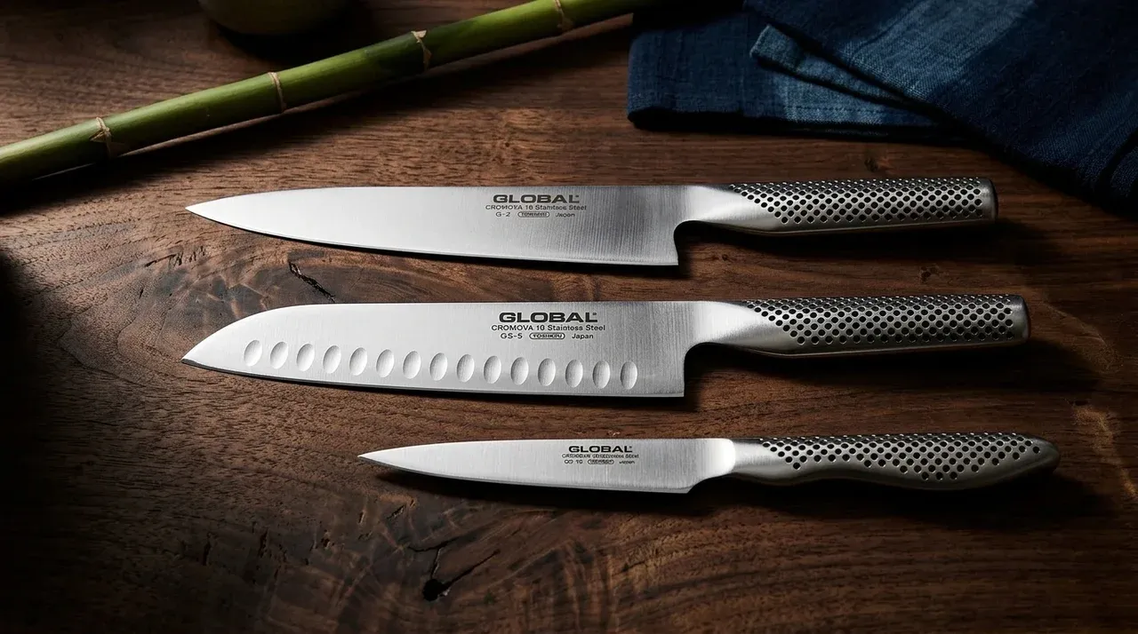 Global G-80338 set de 3 cuchillos japoneses con santoku de suelo hueco sobre superficie oscura