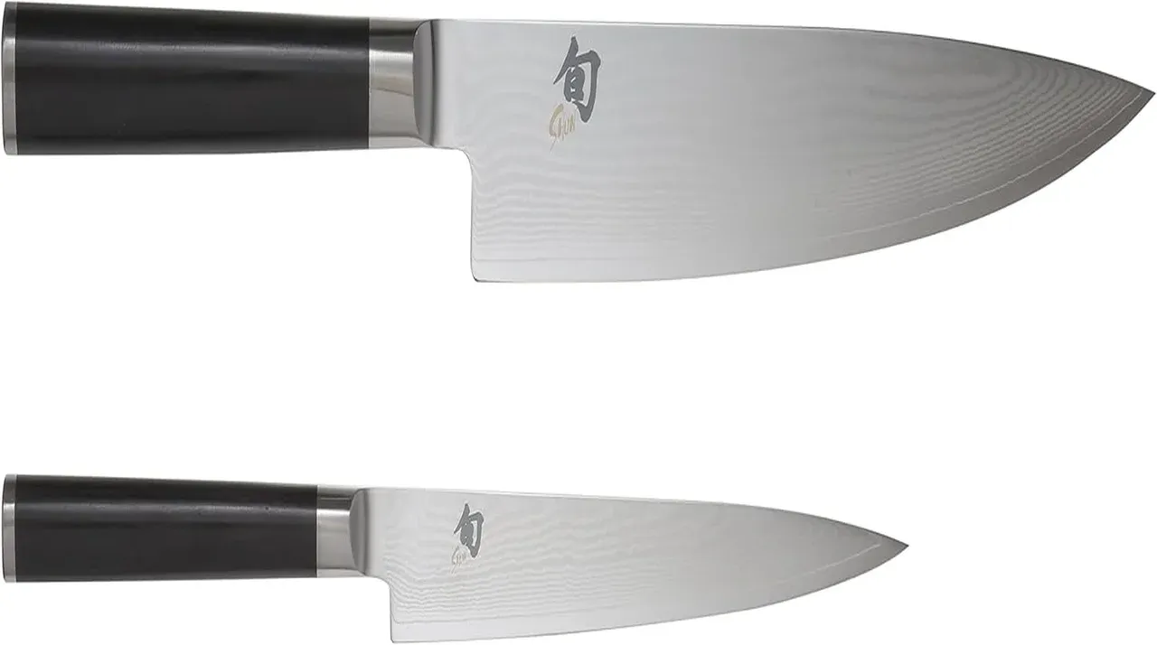 KAI Shun Classic set de 2 cuchillos japoneses con hoja damasco sobre madera oscura