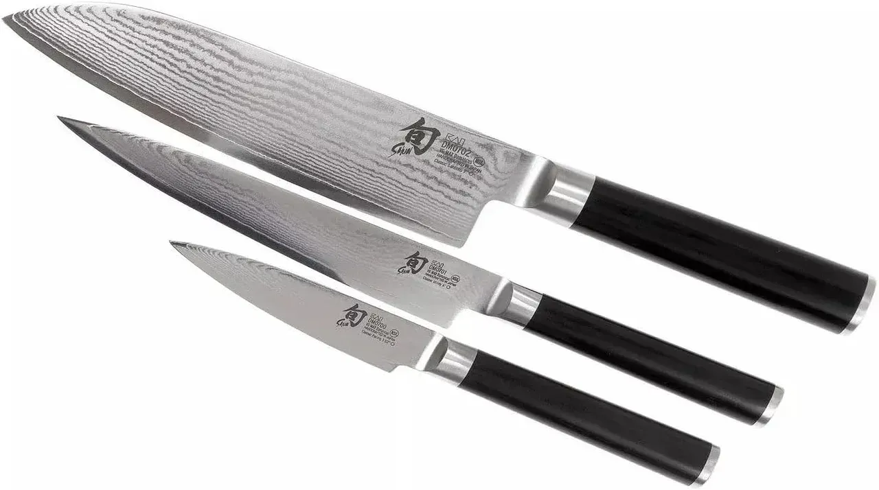 KAI Shun Classic set de 3 cuchillos japoneses con hoja damasco sobre madera oscura