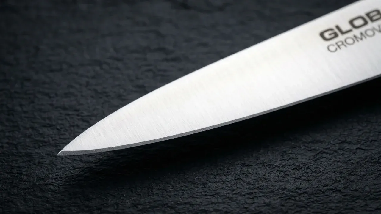 Detalle macro de la punta y el filo afilado del cuchillo petty Global GS-89 en acero CROMOVA 18