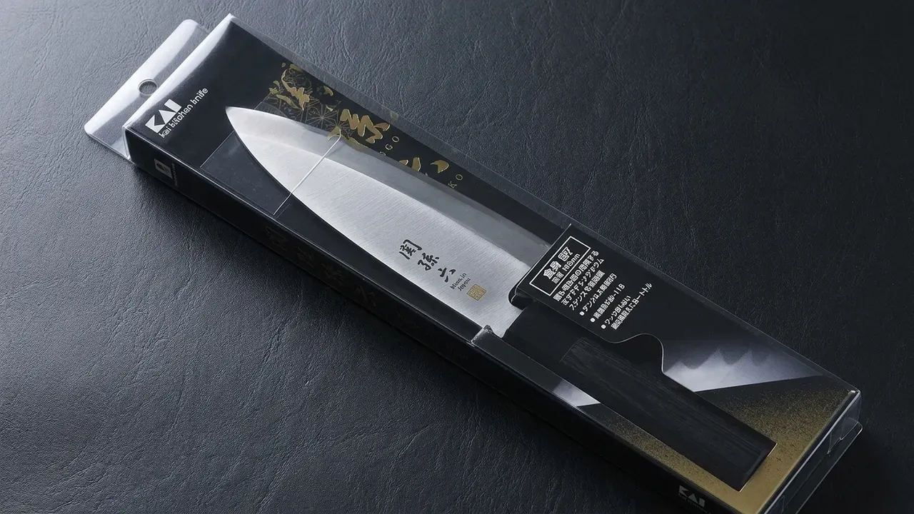 Cuchillo deba KAI Seki Magoroku de 180 mm en su embalaje original, blíster transparente con el logo KAI dorado y kanji de la serie