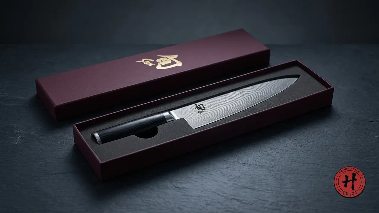 Cuchillo Gyuto KAI Shun Classic de 20 cm en su estuche de regalo granate, con la hoja de damasco VG-MAX y el mango pakkawood negro