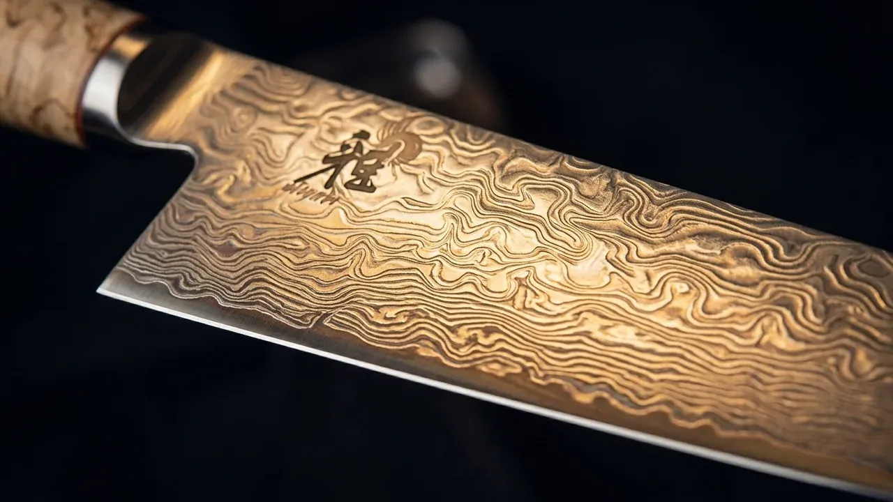 Detalle del patrón de damasco premium de la hoja larga del sujihiki Miyabi 5000 Carving con el filo honbazuke fino