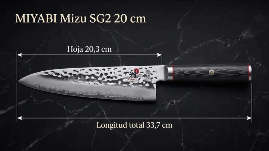 Medidas del Miyabi Mizu SG2 Chef: hoja de 20,3 cm sobre 33,7 cm de longitud total, acotadas sobre mármol negro