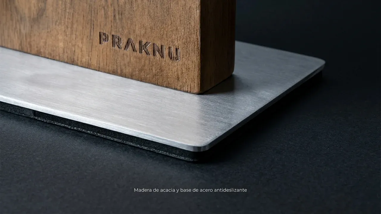 Detalle de la base de acero inoxidable antideslizante del bloque magnético Praknu de acacia con el logo grabado en la madera