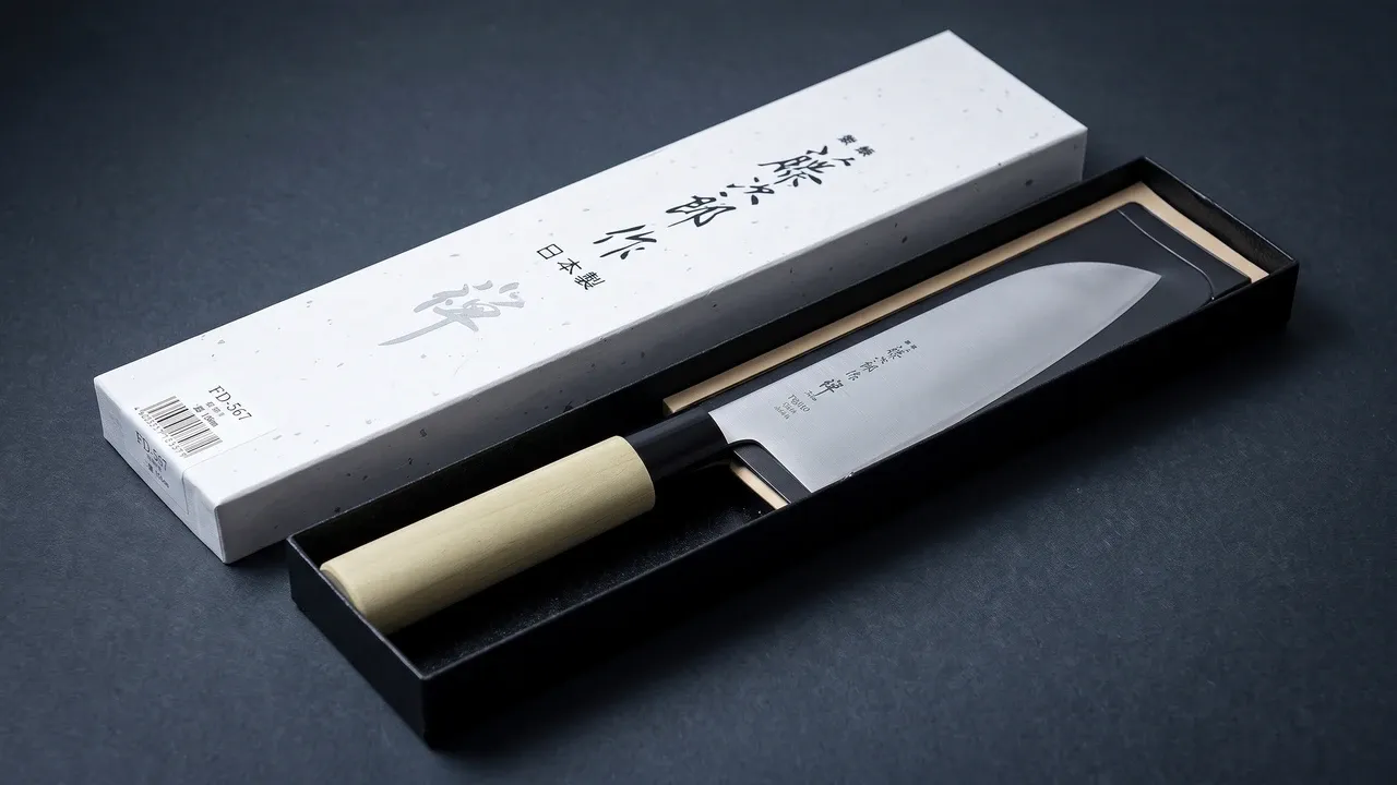 Caja original del Tojiro Zen Santoku en cartón blanco con kanji impreso, con el cuchillo en su bandeja negra y la etiqueta del modelo FD-567