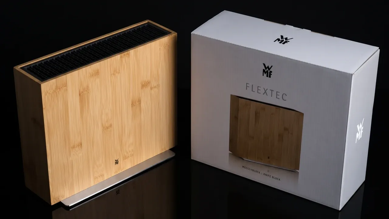 Bloque WMF Flextec de bambú junto a su caja de cartón original con el logo WMF y el nombre Flextec, sobre laca negra